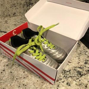 Boys Puma Soccer Shoes - size 13